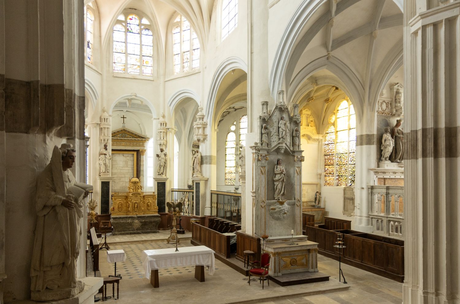 Ervy-le-Châtel : Une prison, des vitraux et une église surprenante
